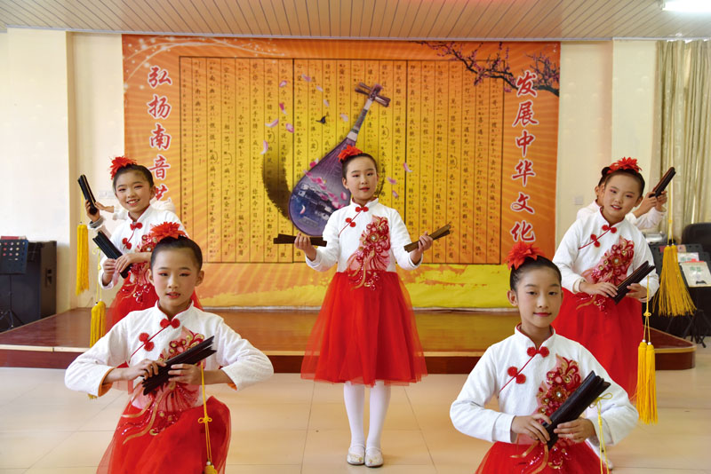 浔中中心小学学生练习南音.jpg