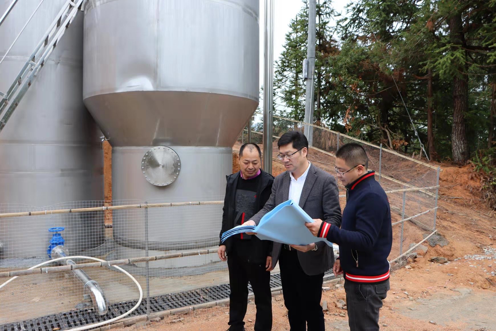 林让苗（中）查看在建的饮水工程.jpg