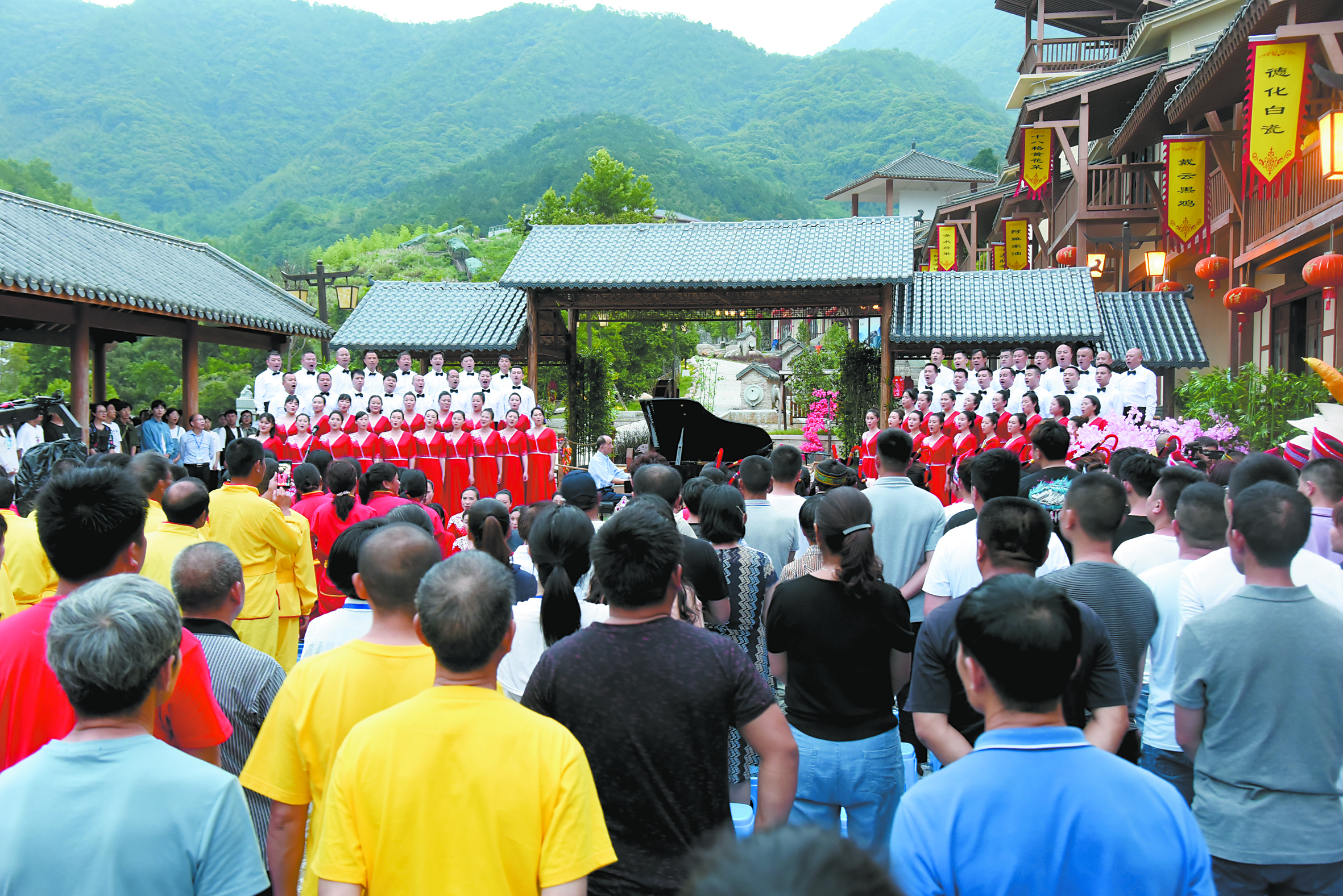 节目录制以大合唱《唱支山歌给党听》和《在灿烂的阳光下》进入尾声.JPG