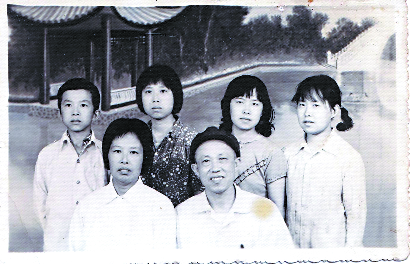 家人合照，后排左2为陈新斌。.jpg