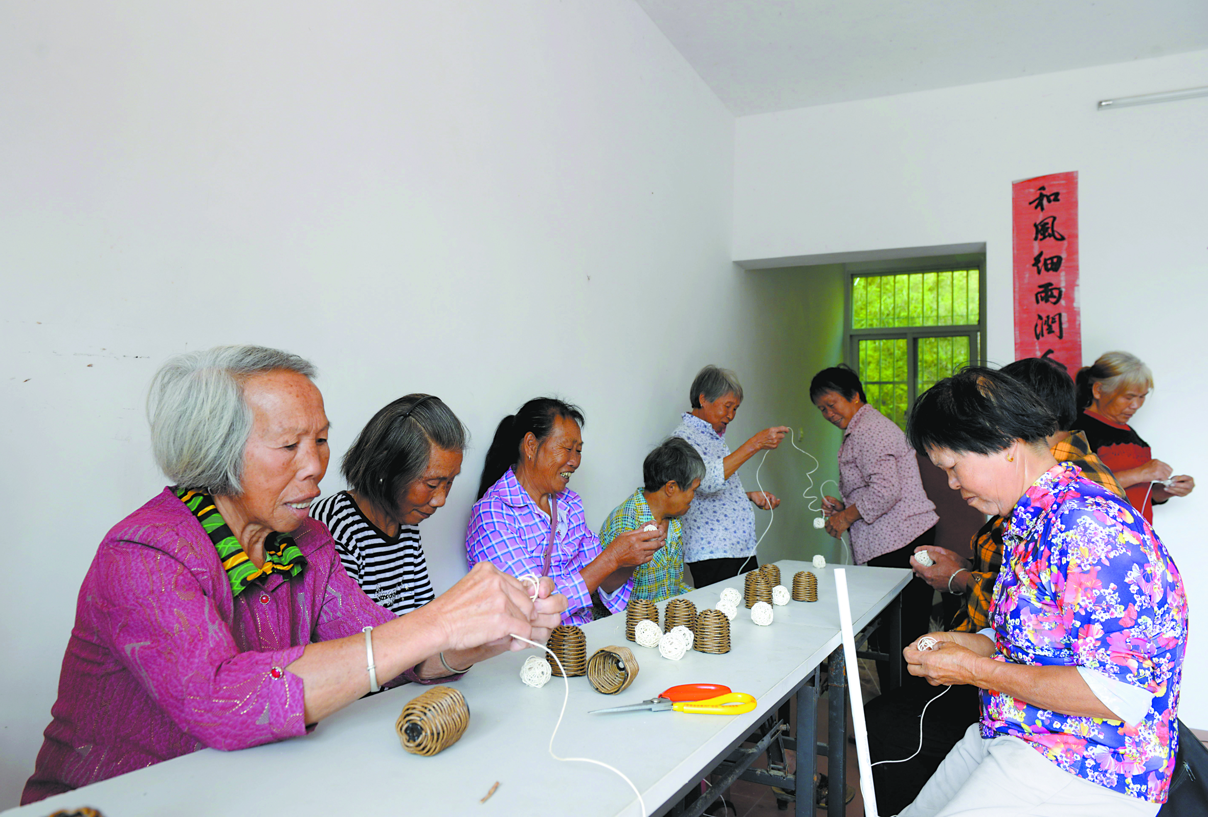 留守老人在幸福车间做手工活挣零花钱.jpg