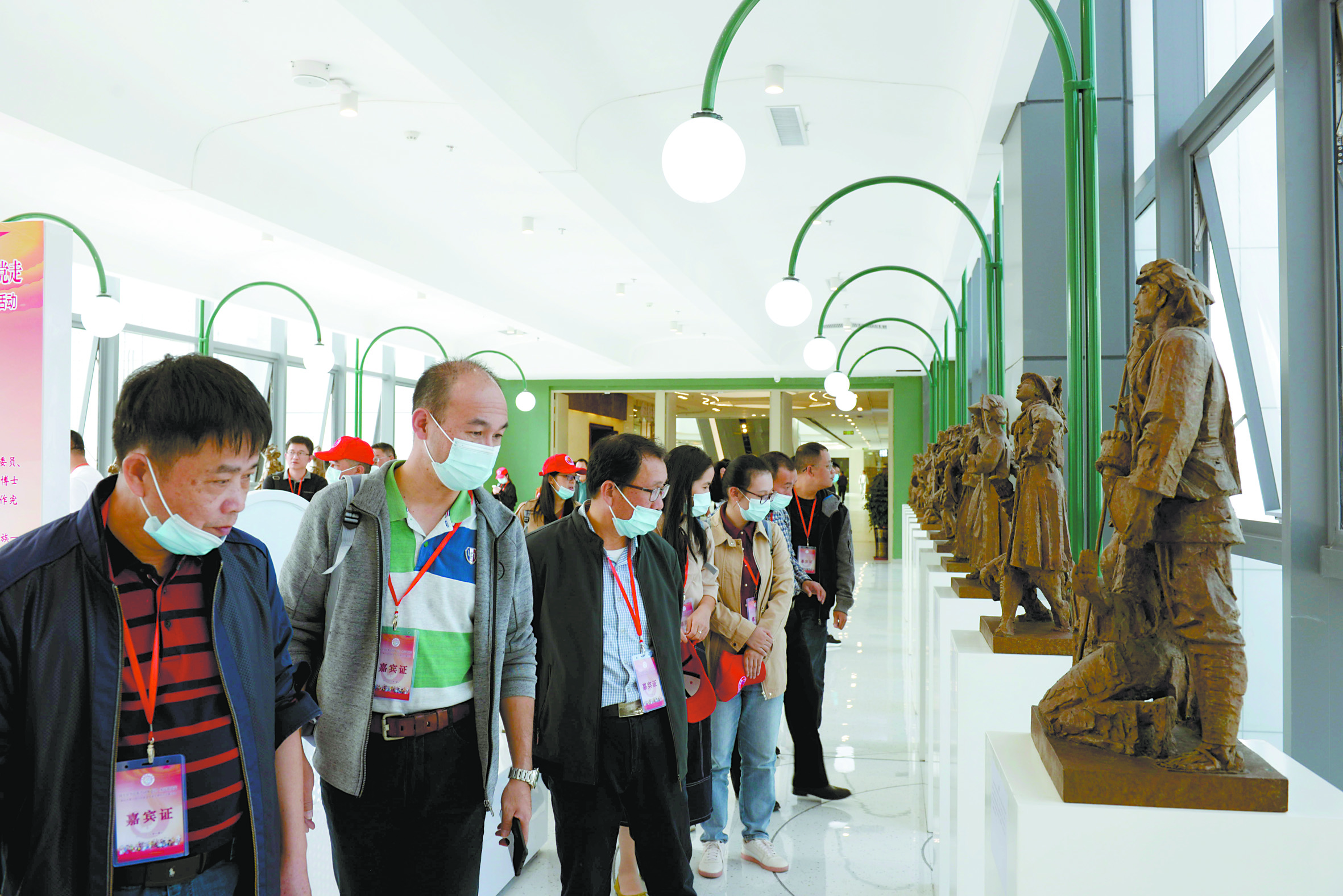 嘉宾参观陶瓷作品展.jpg