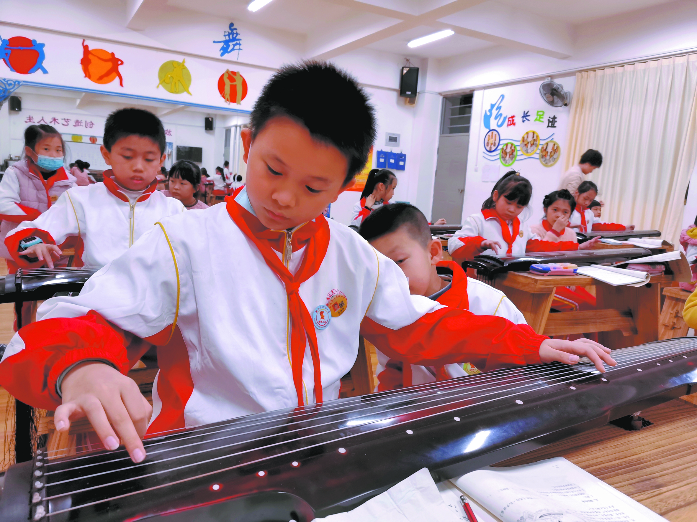 学生们在演奏古琴.jpg