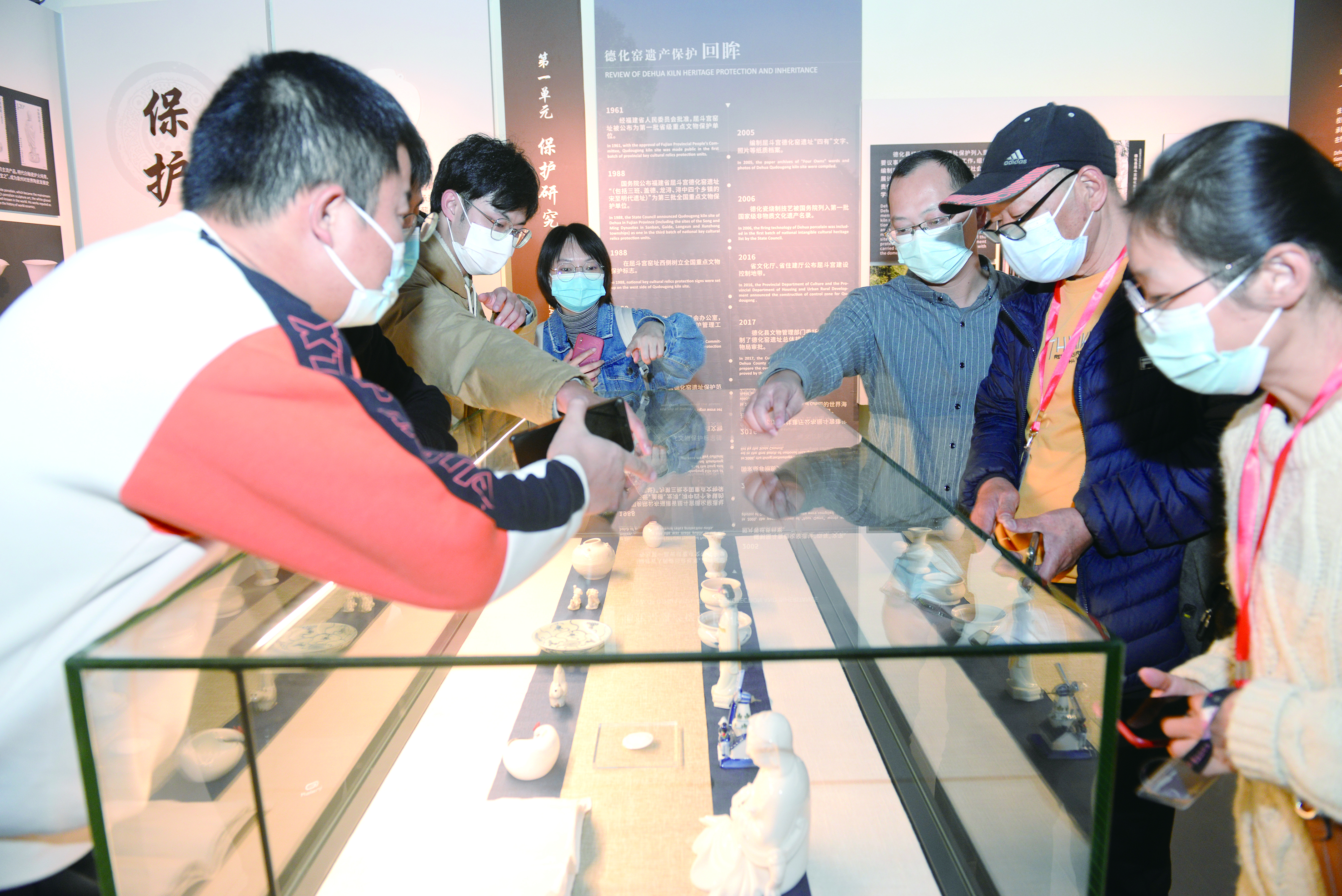游客到宋元陶瓷文化展示馆参观（连江水  摄）.jpg