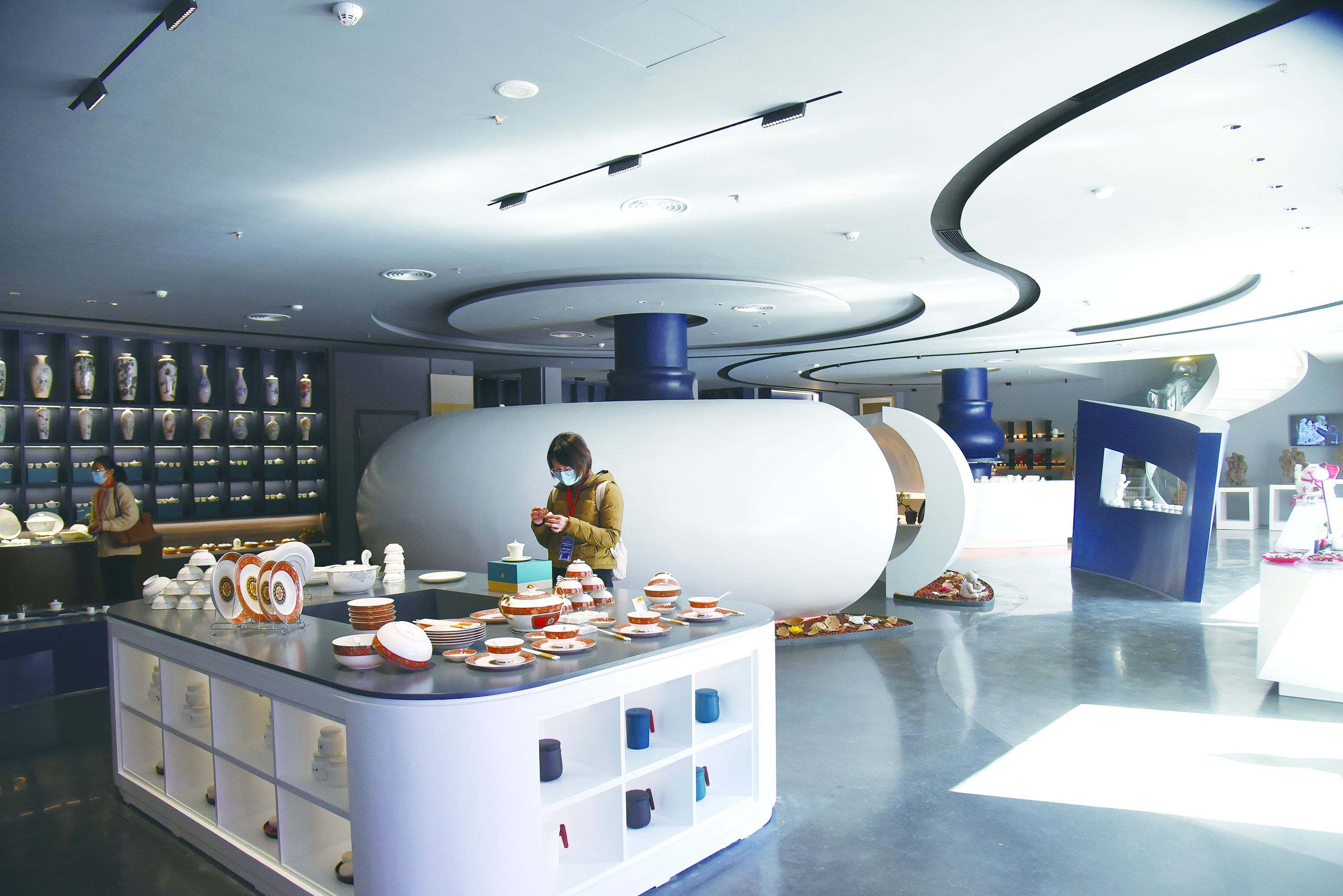 德化国际陶瓷艺术城是陶瓷文化展示中心.JPG