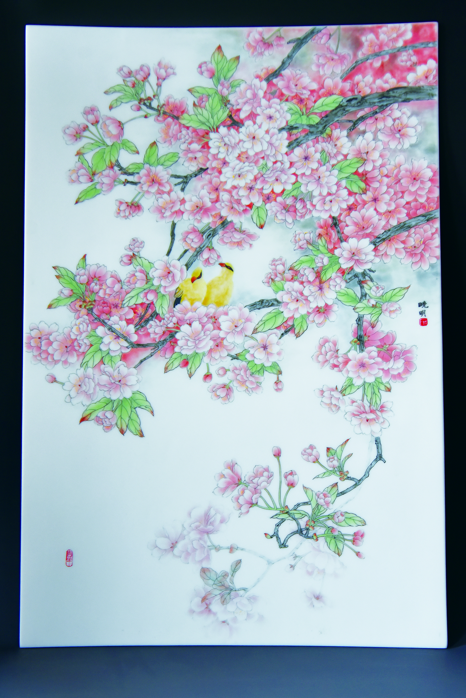 庄晓明创作的《春暖人间》瓷板画.JPG