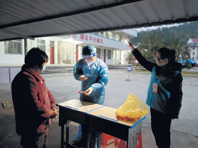 图一：天蒙蒙亮，工作人员用手机照明录入信息 .jpg