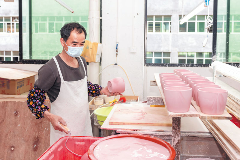 佳旺达陶瓷有限公司工人忙着上釉.jpg