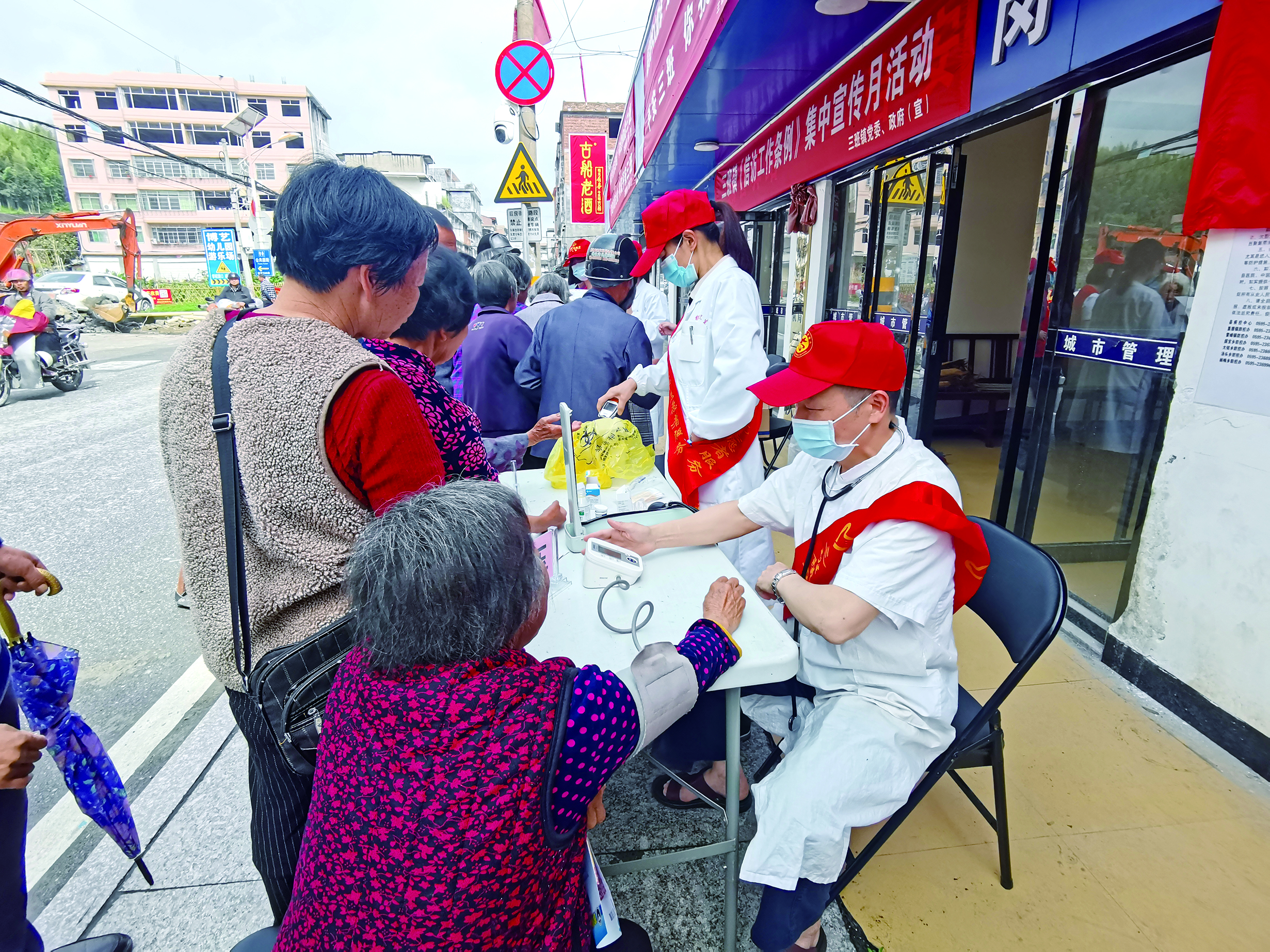 便民服务暖人心.jpg