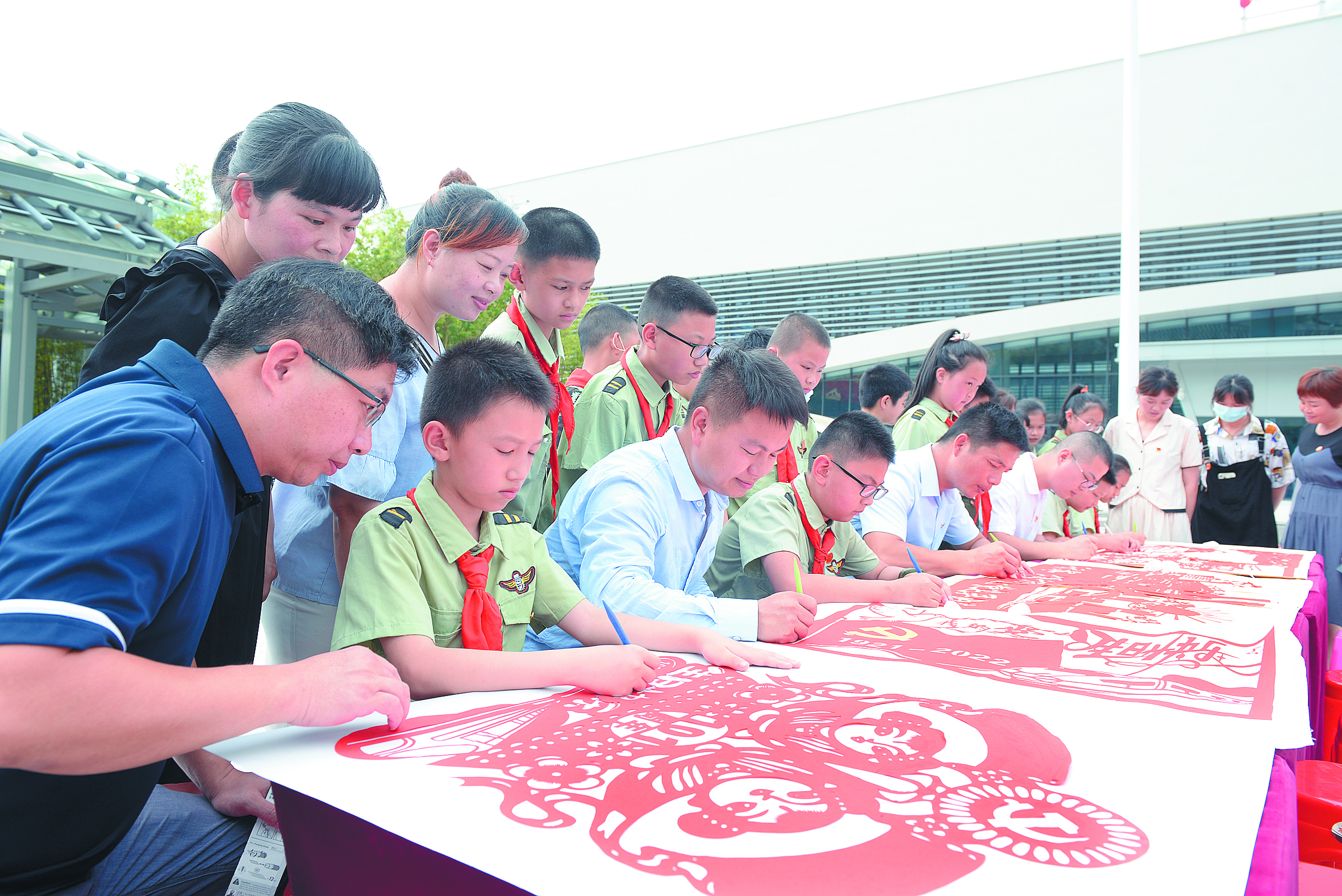党员干部与学生一同创作迎七一剪纸作品.jpg