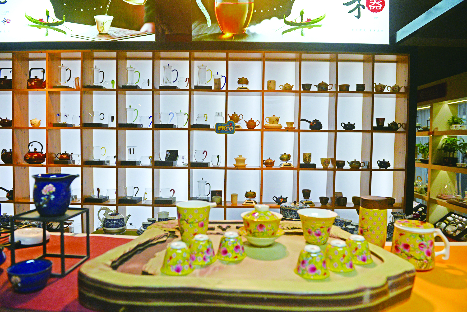 在德化县成艺陶瓷有限公司展厅里，所有茶具都进行了全方位保护。.jpg