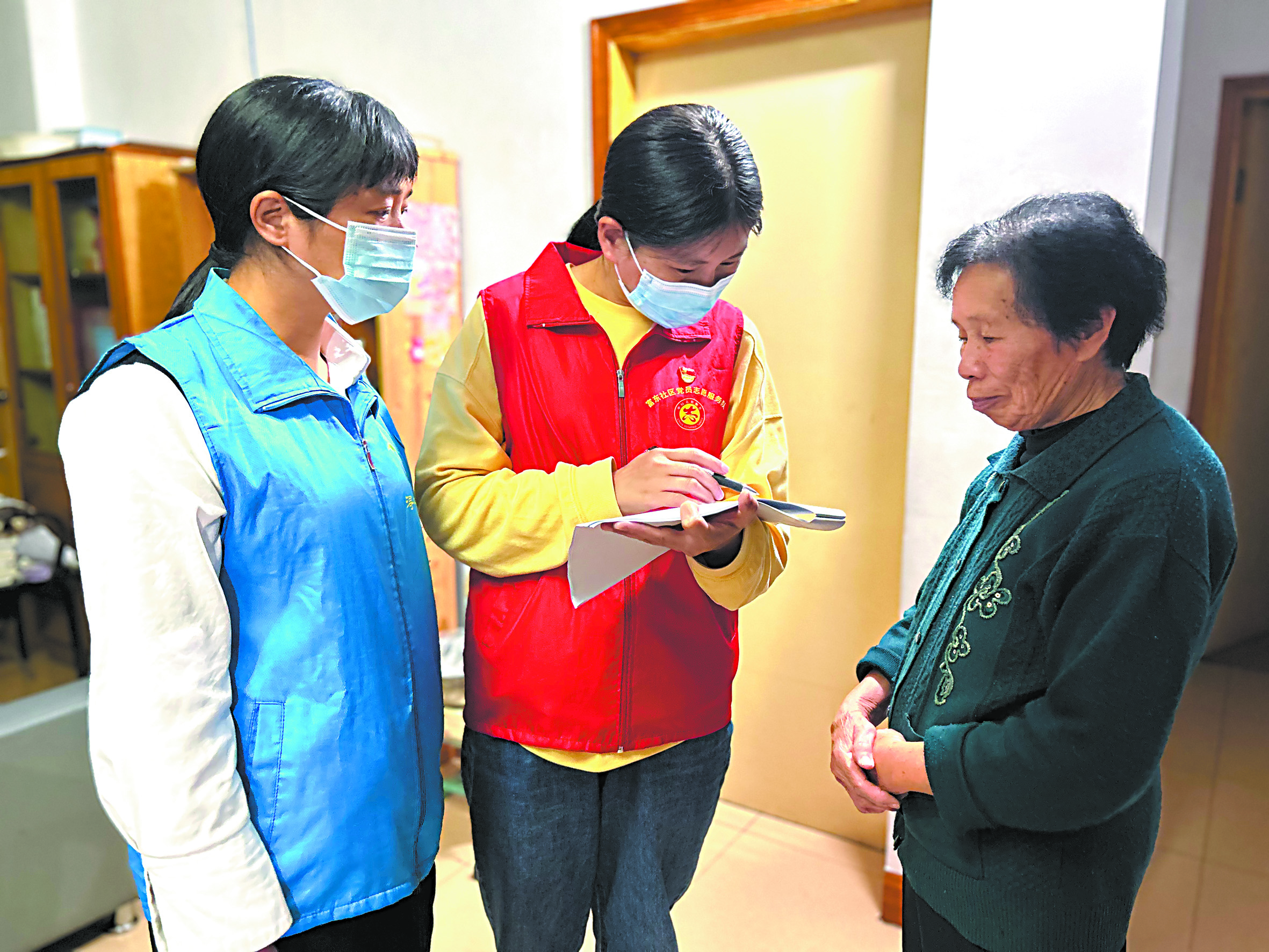 社区网格员入户协调解决居民生活困难.jpg