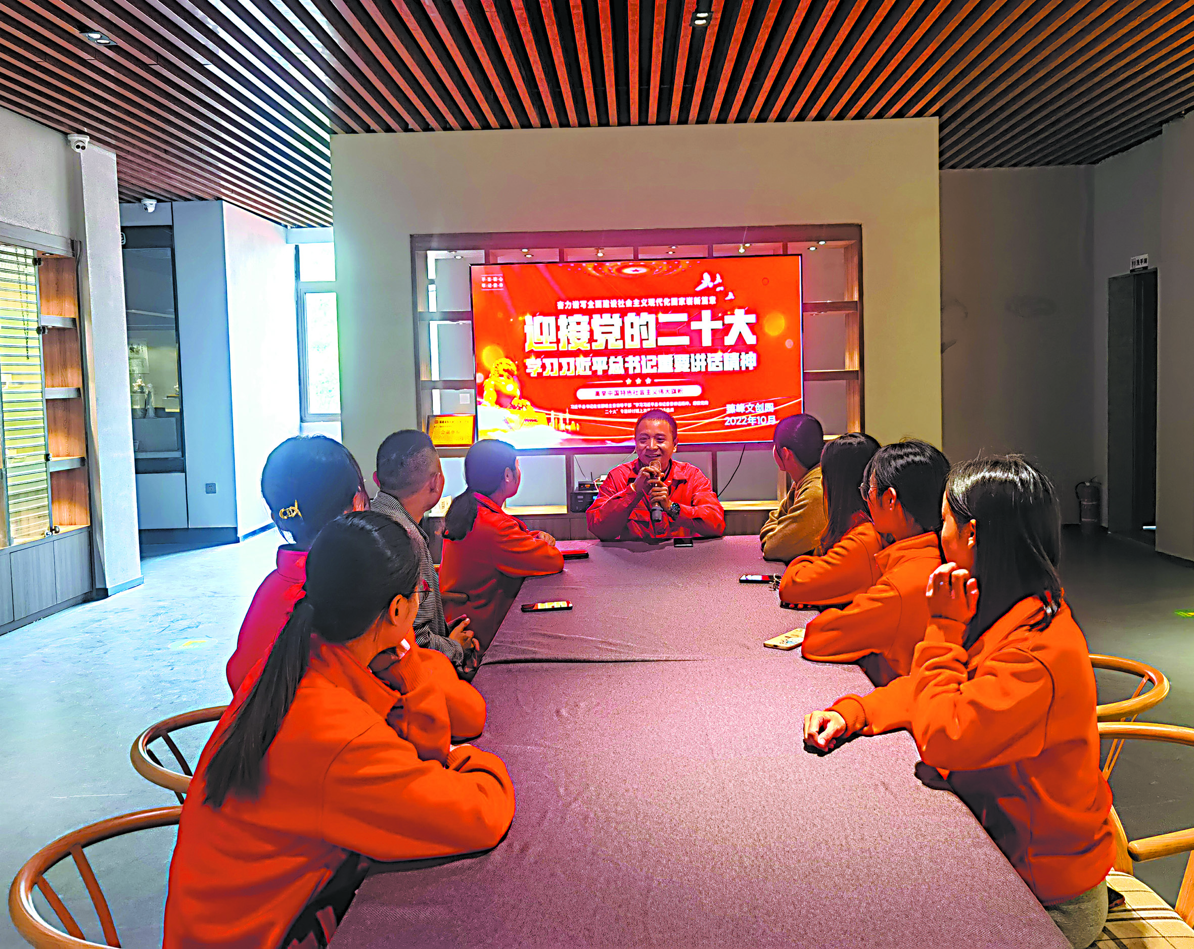 非公企业党支部组织党员学习宣传贯彻二十大精神.jpg