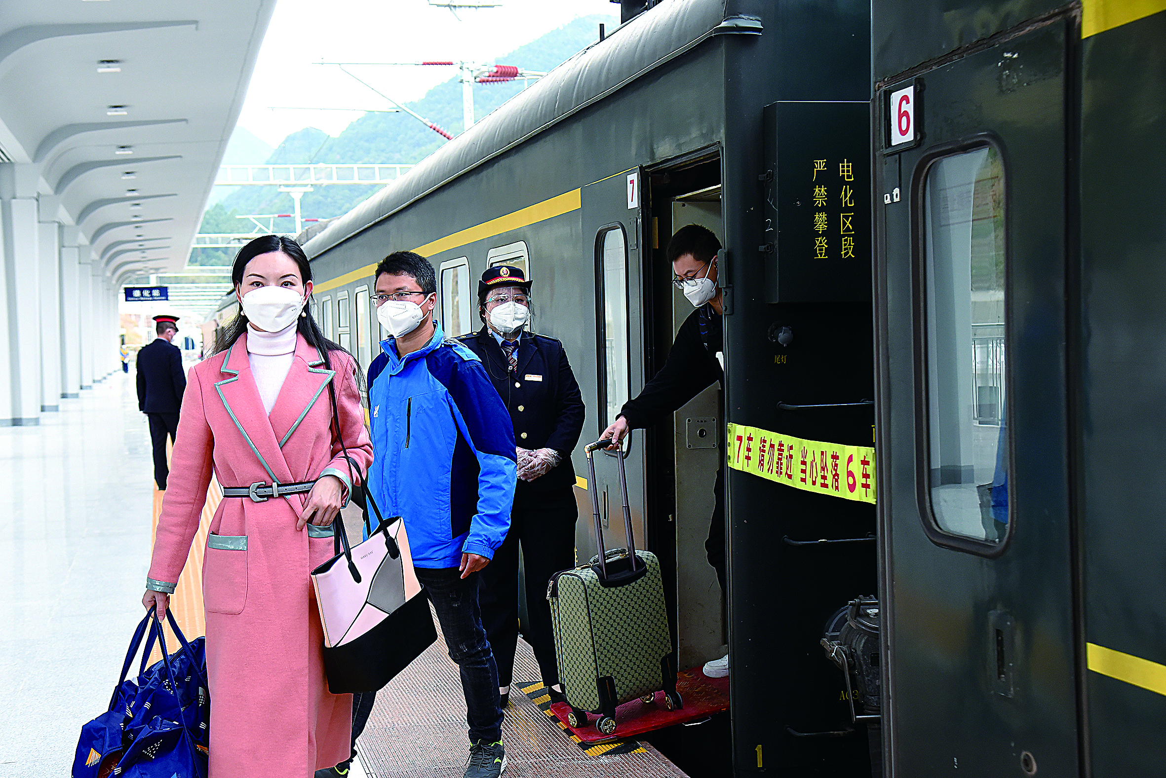 12月30日，兴泉铁路全线通车，上午9时33分，乘坐首趟列车的乘客在德化站下车1.JPG