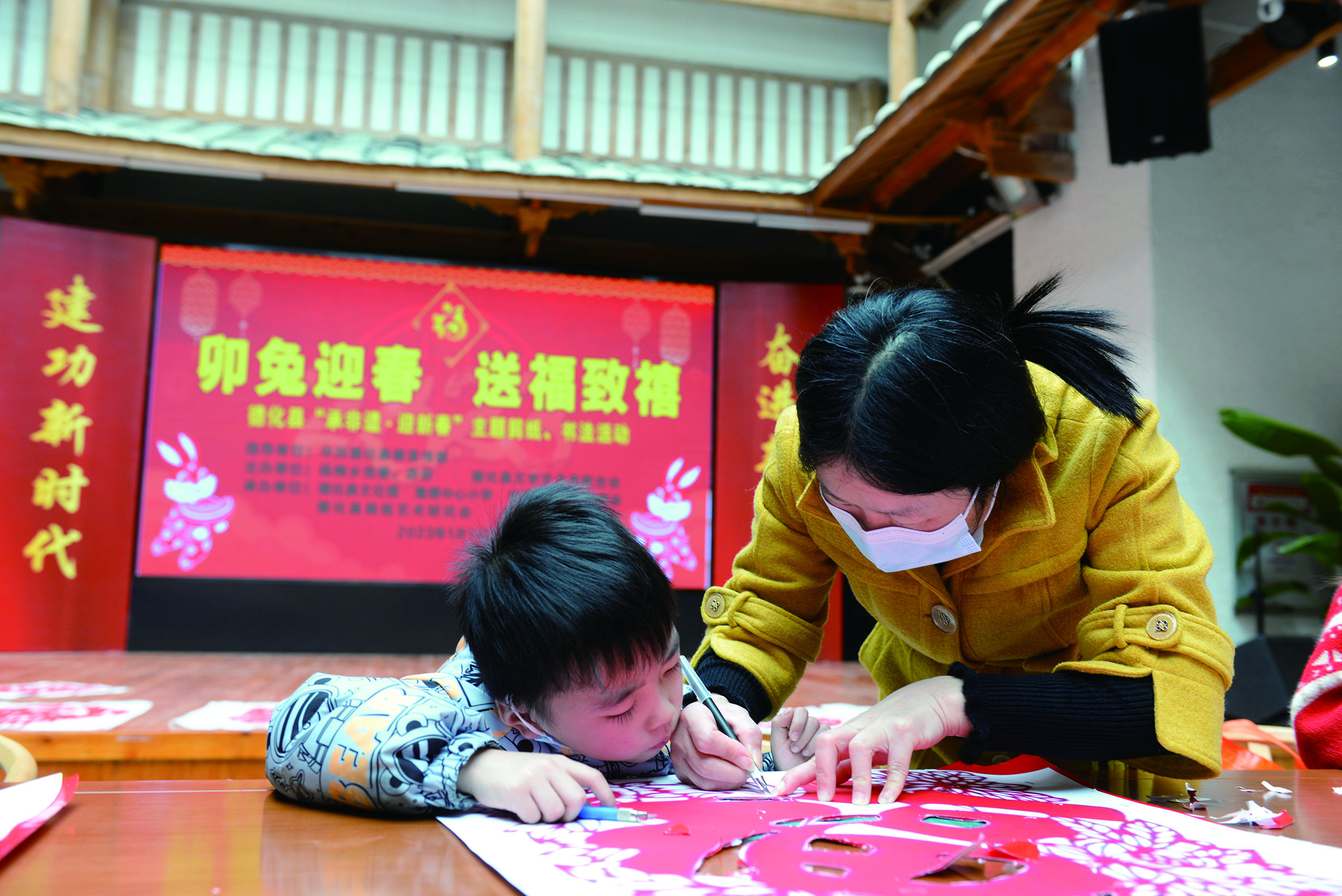 小朋友体验剪纸乐趣.jpg