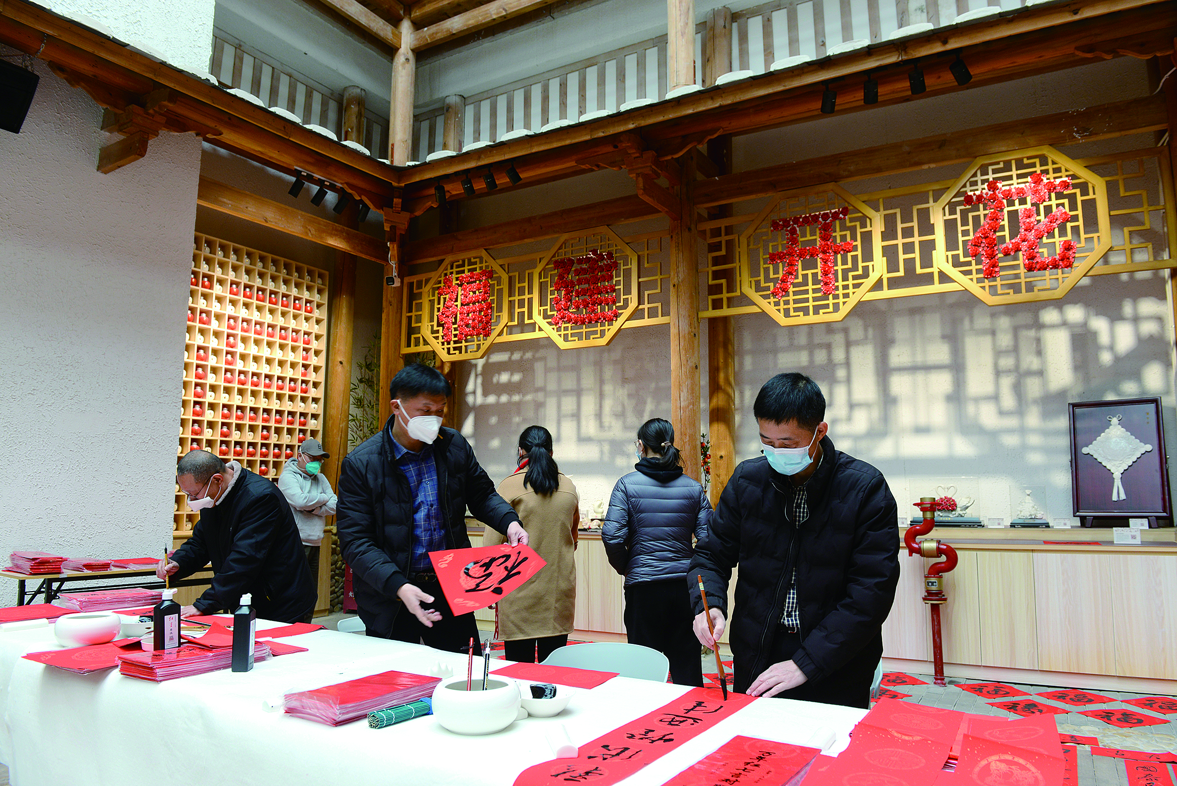 书法爱好者现场为群众写春联送春联.jpg