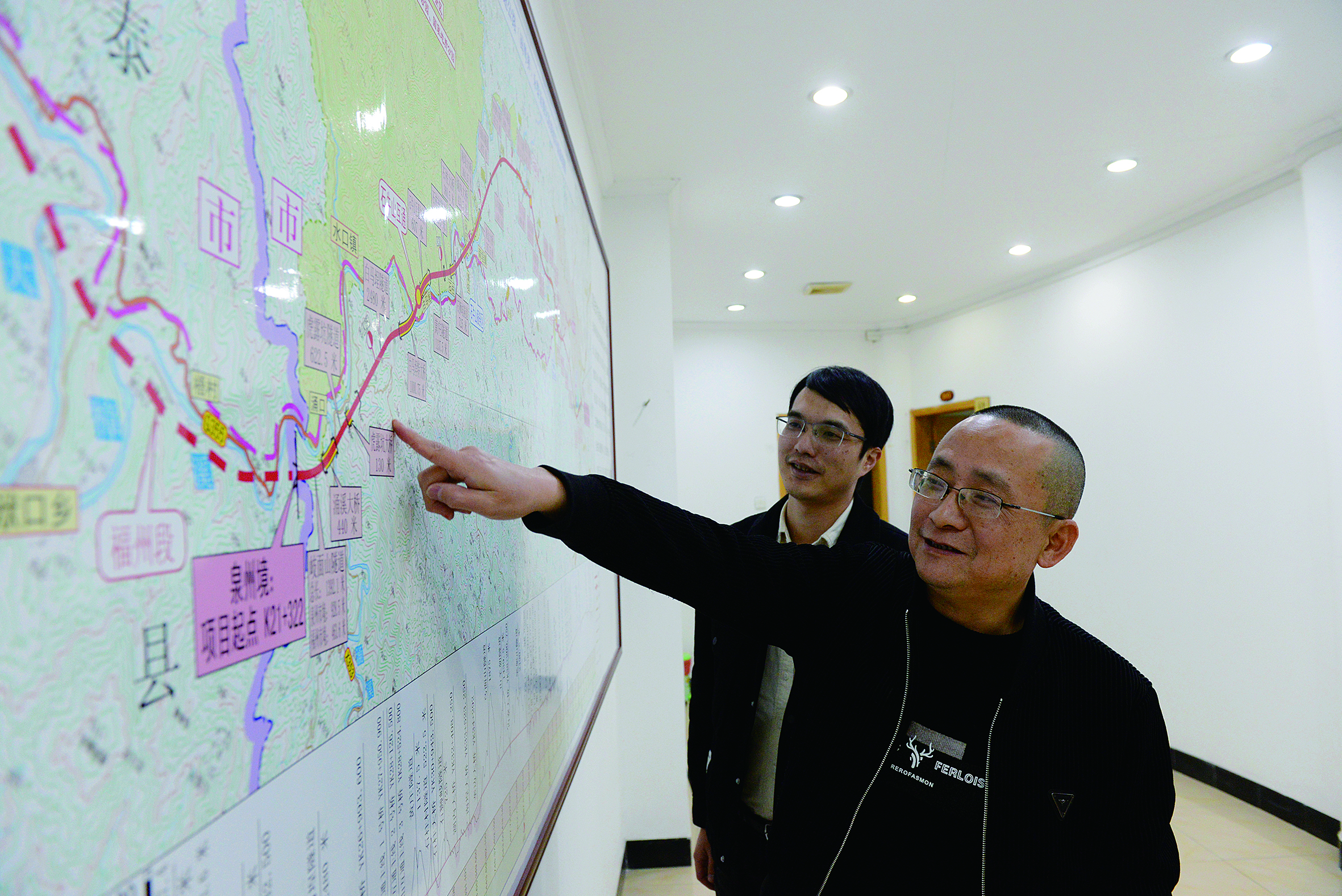 苏玉建（右一）与同事研究交通路线图.jpg