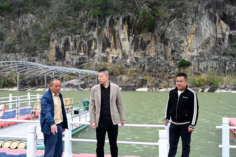 水口镇党委书记蔡伟明（中）在红船渡口.jpg