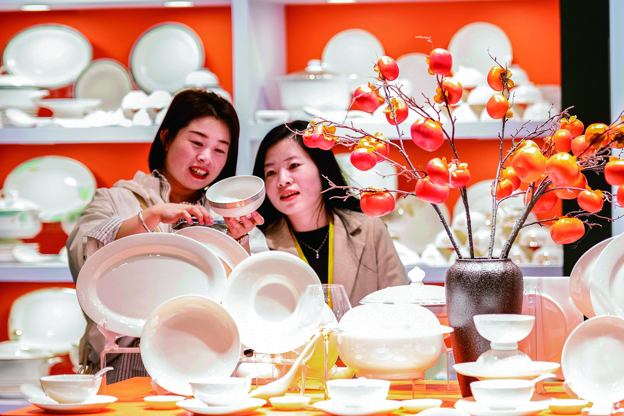 客商挑选餐具.jpg