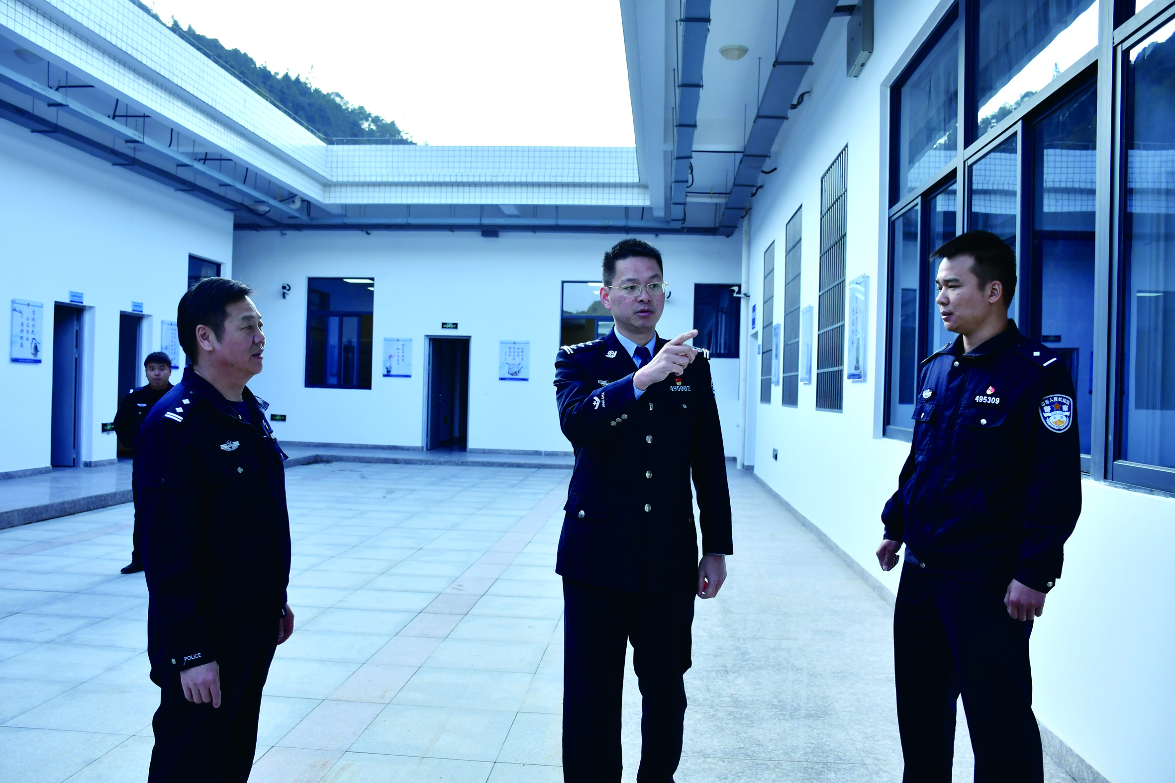 县公安局党委副书记、政委李海明.jpg