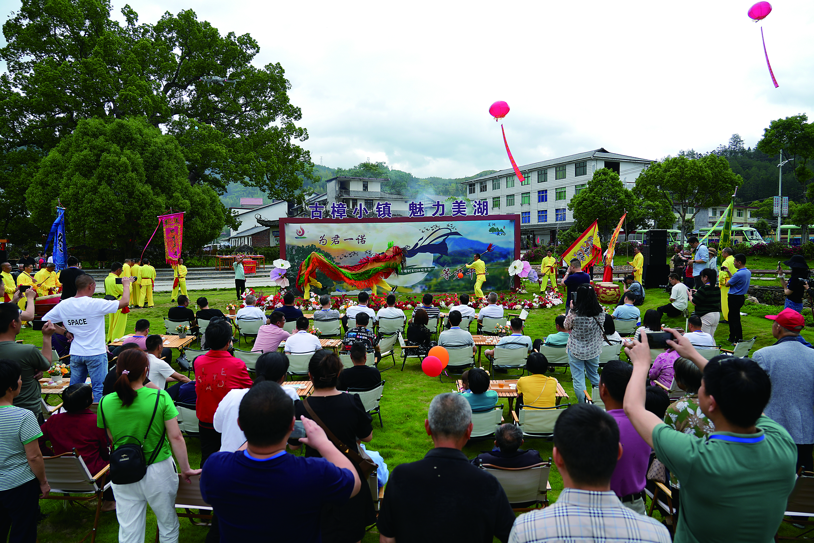 八方游客共享民俗文化旅游盛宴.jpg