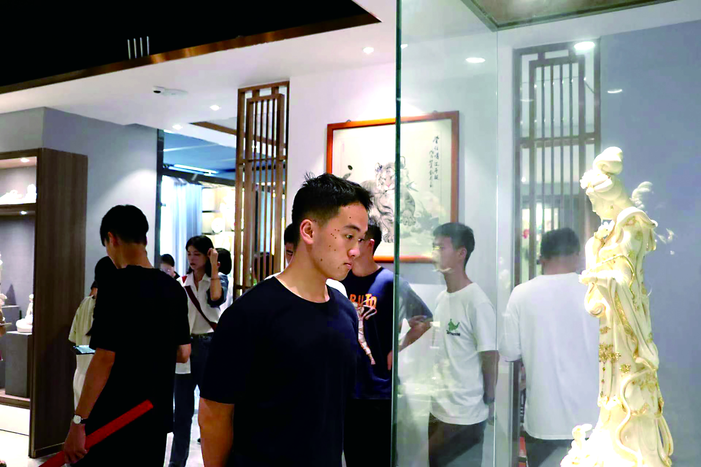 参观新秀园大师陶瓷作品（林均宇 供图）.jpg