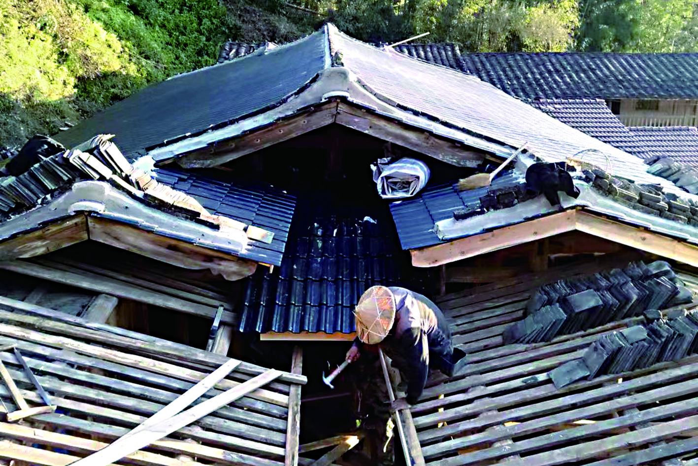 工匠正在修缮古民居.jpg