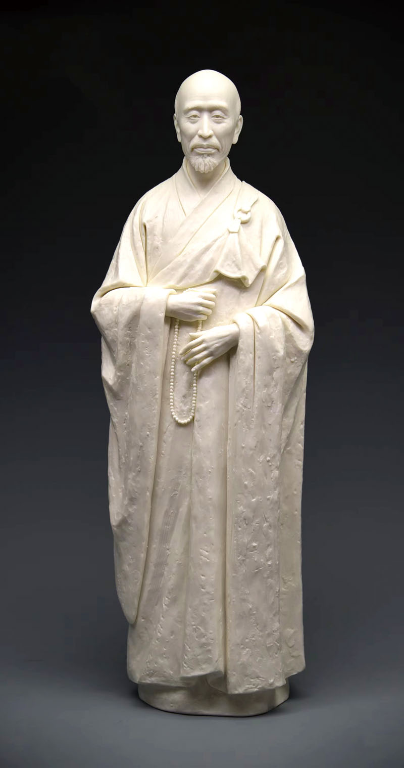 弘一法师瓷塑《明月入怀》.jpg