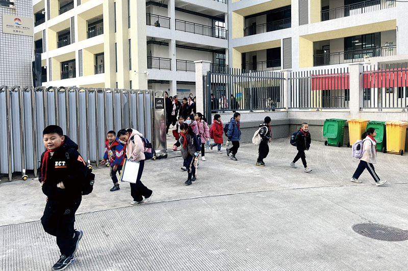 从移民小区打通一个门直通学校.jpg