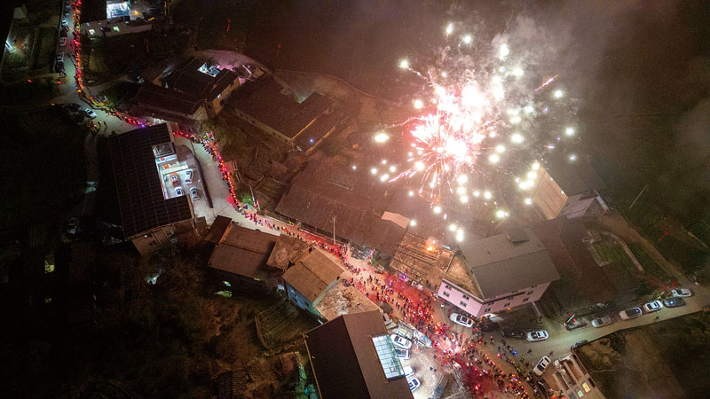烟火照亮淳湖村热闹热闹的元宵夜.jpg