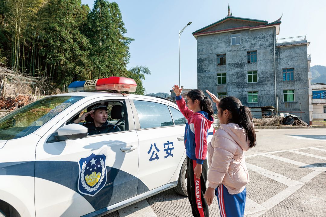 婉婉、南南与民警互相致意.jpg