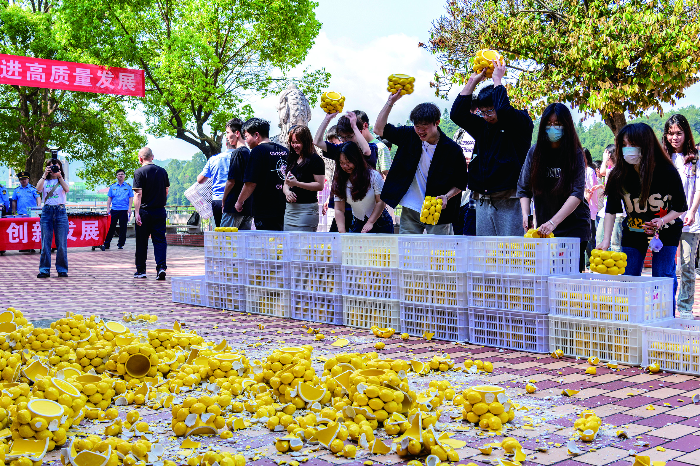 4月18日，德化县人民法院法官来到泉州工艺美术职业学院，与同学们将侵权陶瓷产品摔碎，警示大家尊重原创、抵制盗版。 (4).jpg