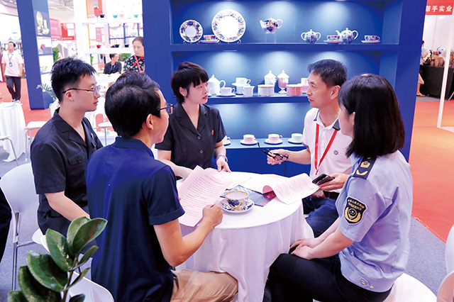 现场开展法律咨询.jpg
