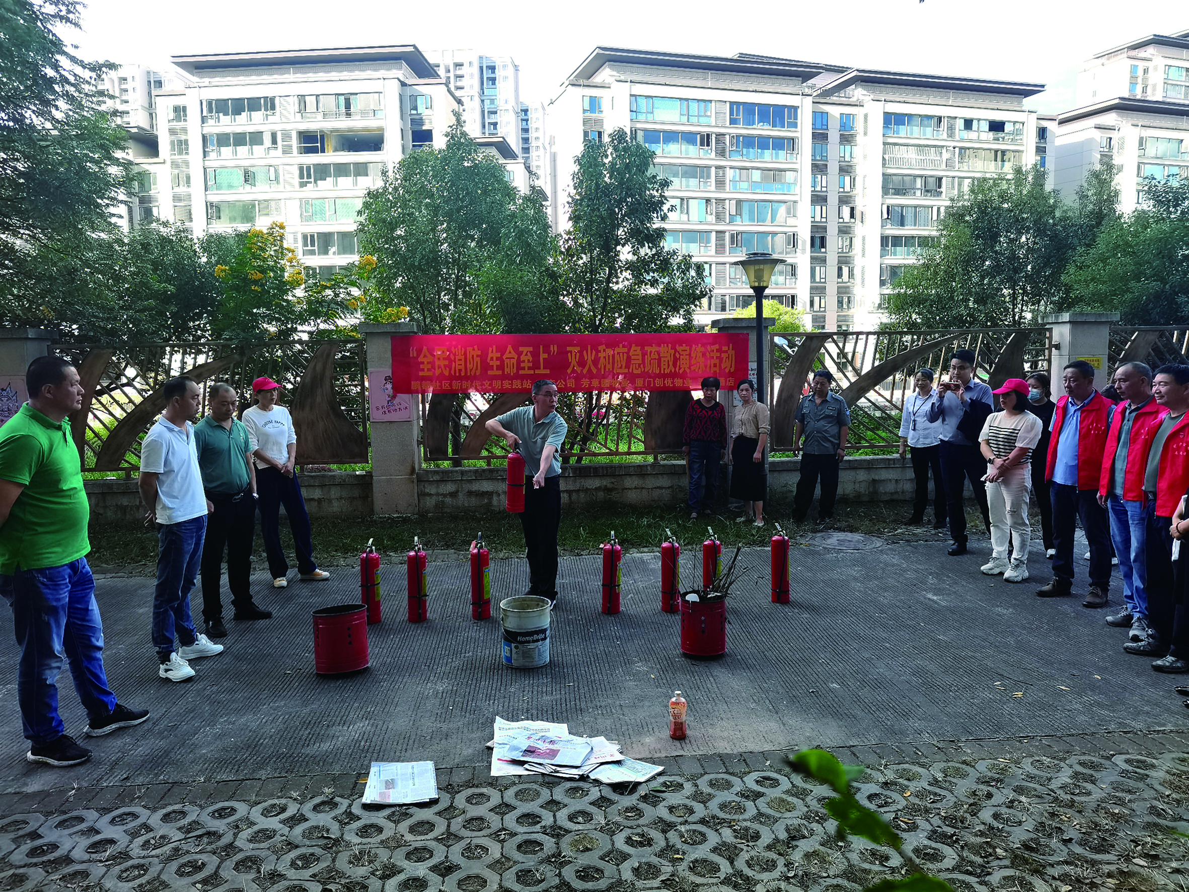 鹏都社区影城华园小区开展“全民消防 生命至上”灭火和应急疏散演练活动.jpg