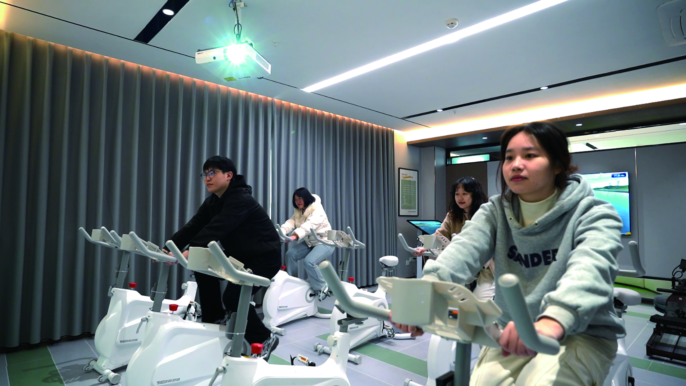 职工们在县总工会职工心理幸福体验馆，通过运动释放工作压力。.jpg