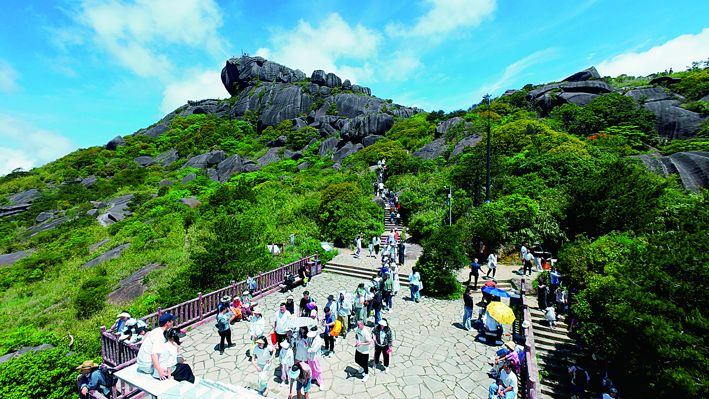 五一假期，石牛山景区人头攒动（黄龙俣 摄）.jpg