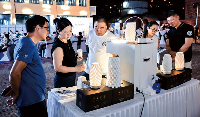 设计师们观赏展出的陶瓷作品.jpg