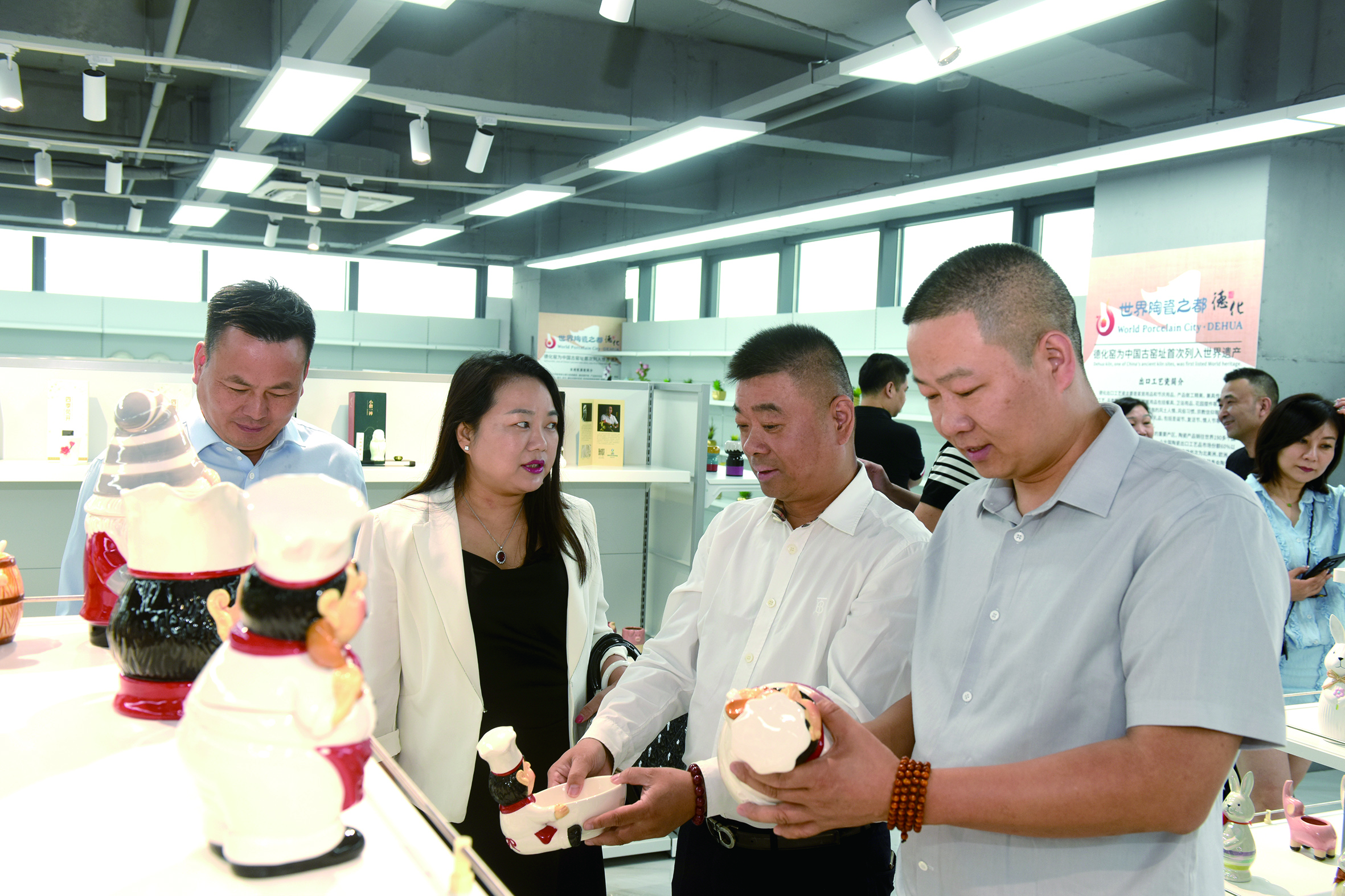 在义乌推广展示中心，工作人员介绍德化陶瓷（吴有森 摄）.jpg