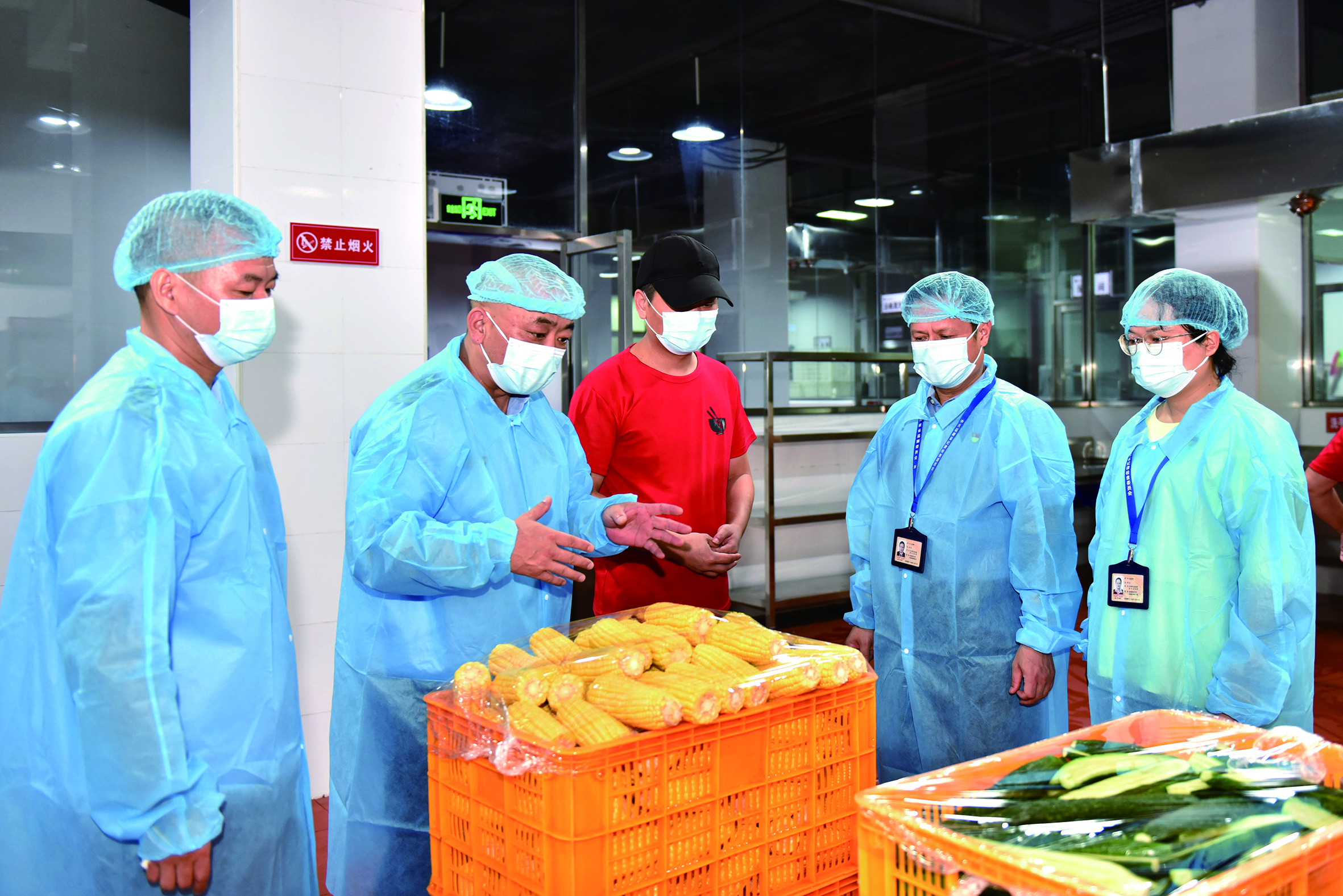 县市场监督管理局工作人员到食堂后厨检查.jpg