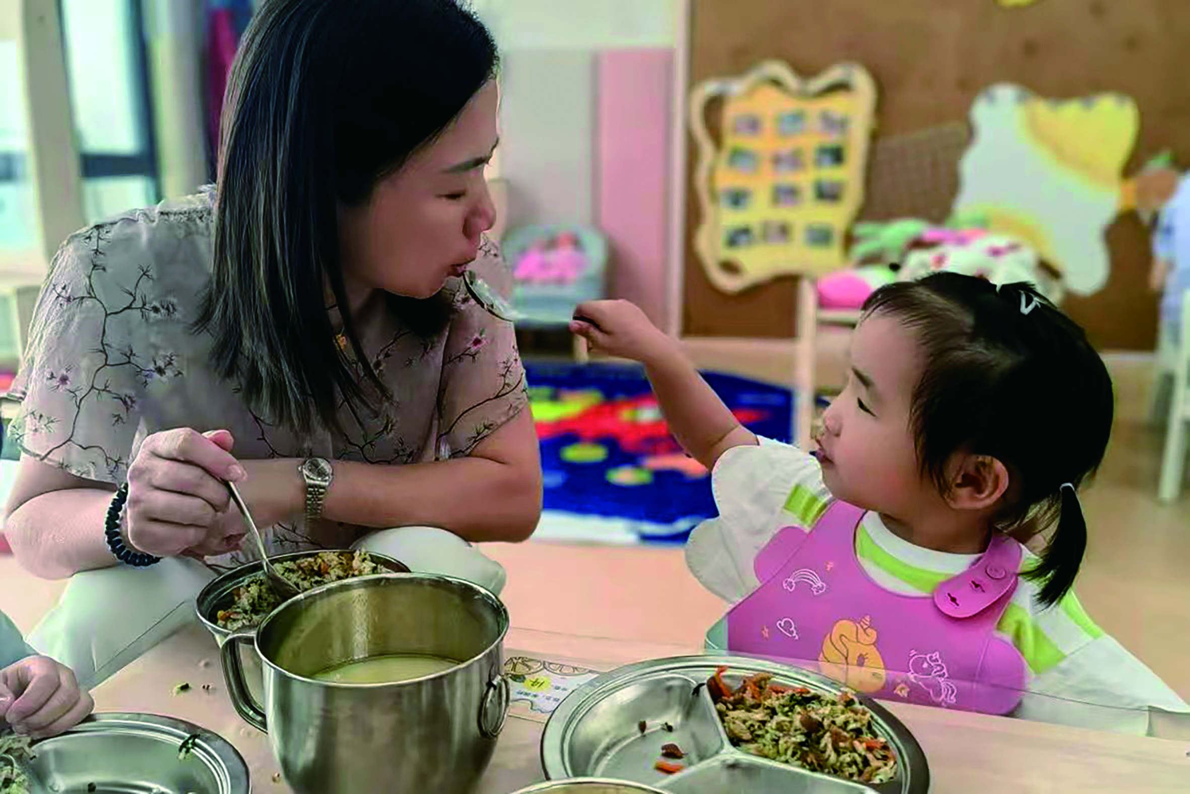 家长在城关幼园陪餐.jpg
