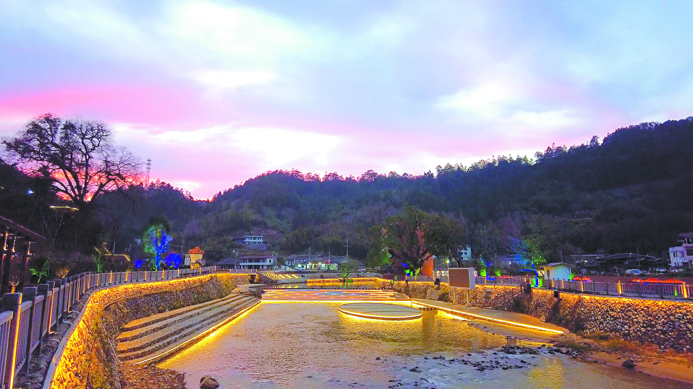 靓丽夜景成为市民新的休闲打卡点.JPG