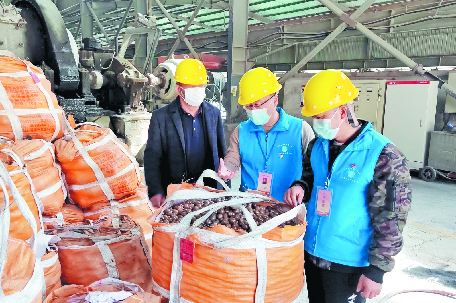 德化县汤头乡纪检监察干部到企业开展一线监督，督促相关职能部门落实好企业复工复产各环节中的防疫措施（徐小凤 摄）.jpg