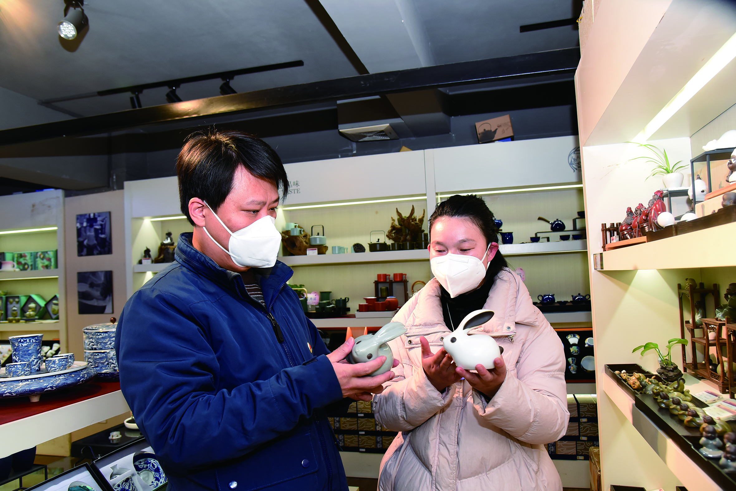 陈峰（左）到企业展厅了解产品设计、生产.JPG