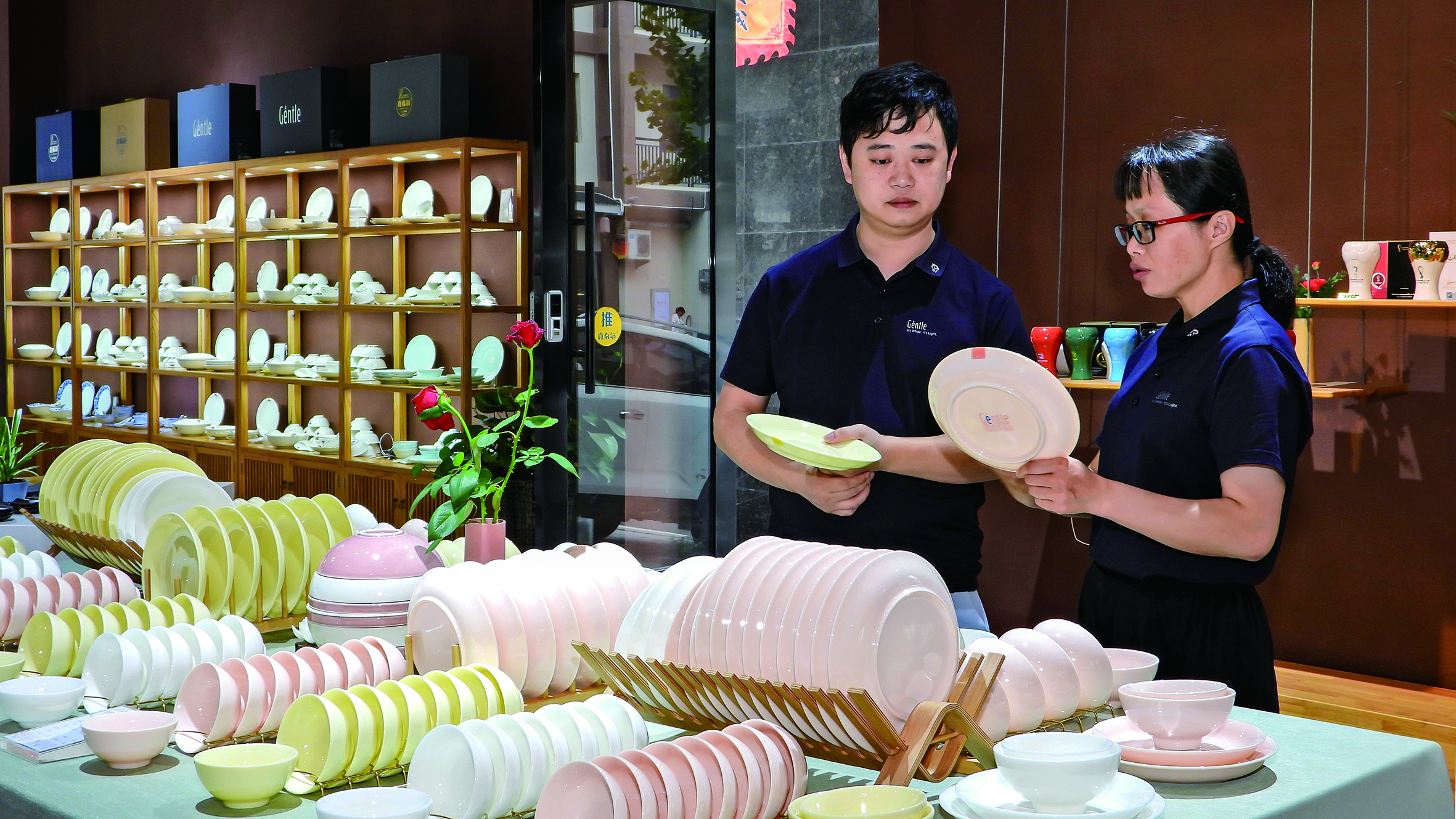 颜伟斌与销售员探讨“花间觅里”餐具.JPG