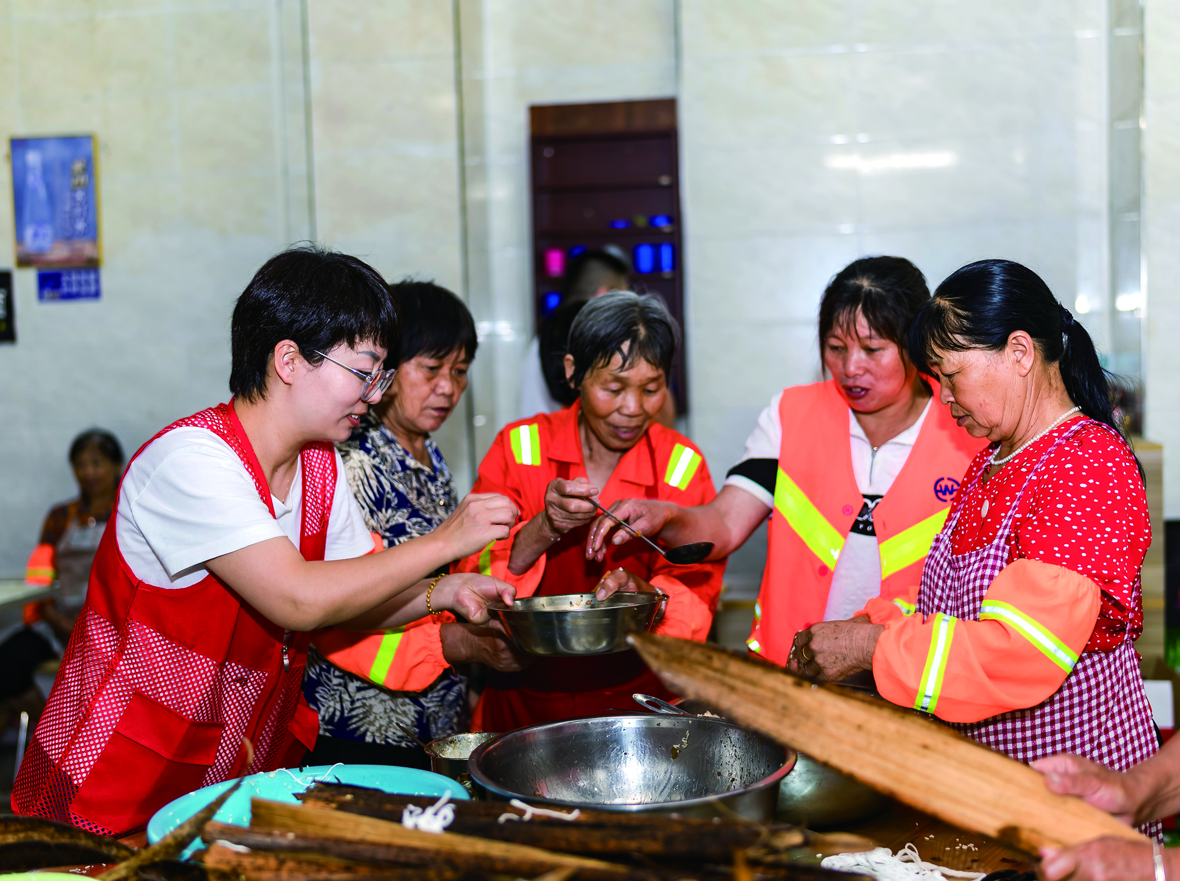 包粽子现场 王建德摄.jpg