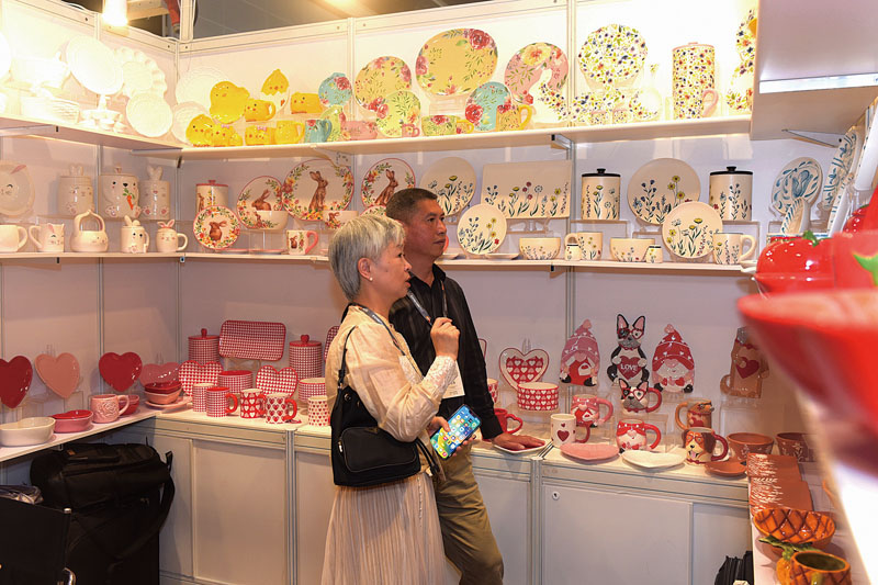 香港礼品展吸引不少客商前来洽谈.jpg